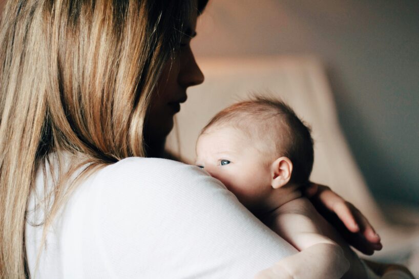 Noskaidroti populārākie zēnu un meiteņu vārdi, ko vecāki Latvijā pērn deva saviem mazuļiem