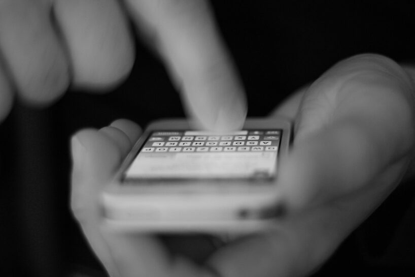 Ja izlasi šo SMS vai atbildi uz šo konkrēto zvanu — uzskati, ka nauda jau tiek lēnām pazaudēta no tava konta