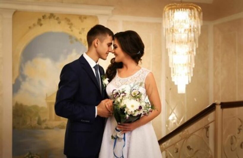 Pārlūkojot feisbuku, pēkšņi ieraudzīju bildi, kurā mans dēls Rīgā uzvelk savai līgavai gredzenu: stāstu kā reaģēju