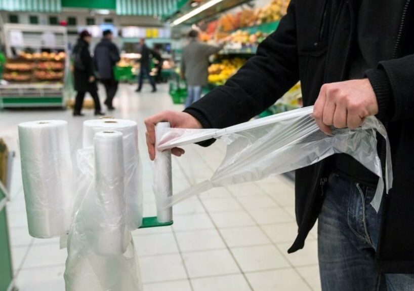 Kā viegli atvērt plastmasas maisiņu veikalā: dalos ar vienkāršu knifiņu, ko atklāja bijusī kasiere