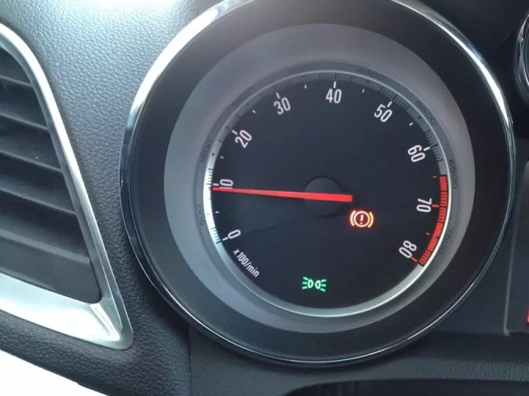 Cik ilgi var darbināt auto motoru tukšgaitā bez sekām: mehāniķa atbilde