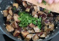 Kā garšīgi un bez grūtībām pagatavot baklažānu, ko pasniegt pusdienām