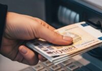 Cik lielas summas iespējams izņemt un iemaksāt bankomātos – galvenais, kas jāzina bankas klientiem