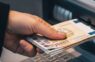 Cik lielas summas iespējams izņemt un iemaksāt bankomātos – galvenais, kas jāzina bankas klientiem