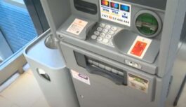 Iedzīvotāji sašutuši par ”Swedbank” ķibelēm un steidz izņemt naudu no bankomātiem – kāpēc tā