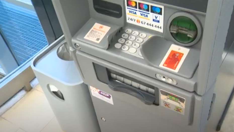 Iedzīvotāji sašutuši par ”Swedbank” ķibelēm un steidz izņemt naudu no bankomātiem – kāpēc tā