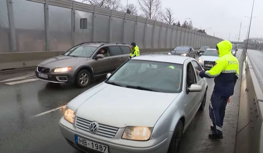 Vadītājiem sāks atņemt tiesības uz mēnesi, ja šo atradīs zem motora pārsega – kurā valstī