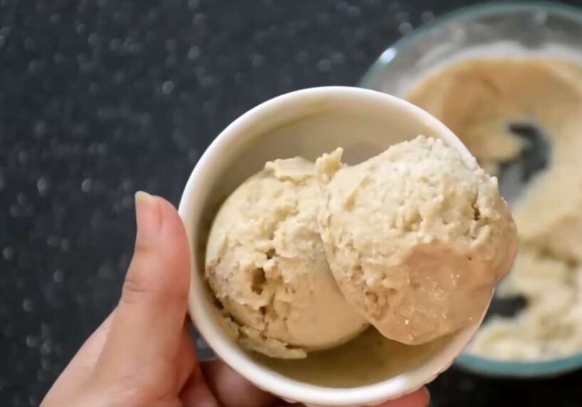 Sasmalcina banānus blenderī un pagatavo fantastisku saldējumu: 5 minūšu recepte