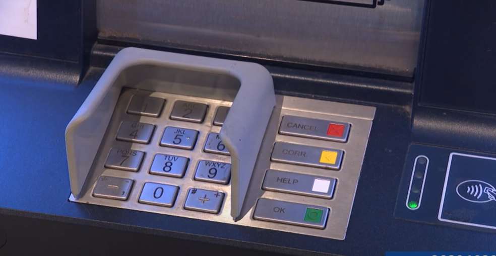Piegāju pie bankomāta Aizkrauklē, bet tur kāds bankas karti aizmirsis, paņēmu, bet viss beidzās ar likumsargu auto sirēnām