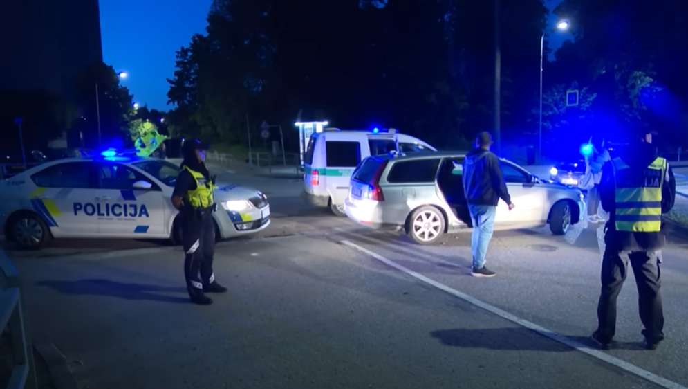Uz Bauskas šosejas aptur mani kārtībsargi: jautā man, kur un pie kā es strādāju, bet beigās mani aizveda uz iecirkni dēļ manas atbildes