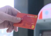 Swedbank paziņo par izmaiņām saistībā ar skaidras naudas izņemšanu no 20. novembra: tas nepatīkami pārsteidz bankas klientus