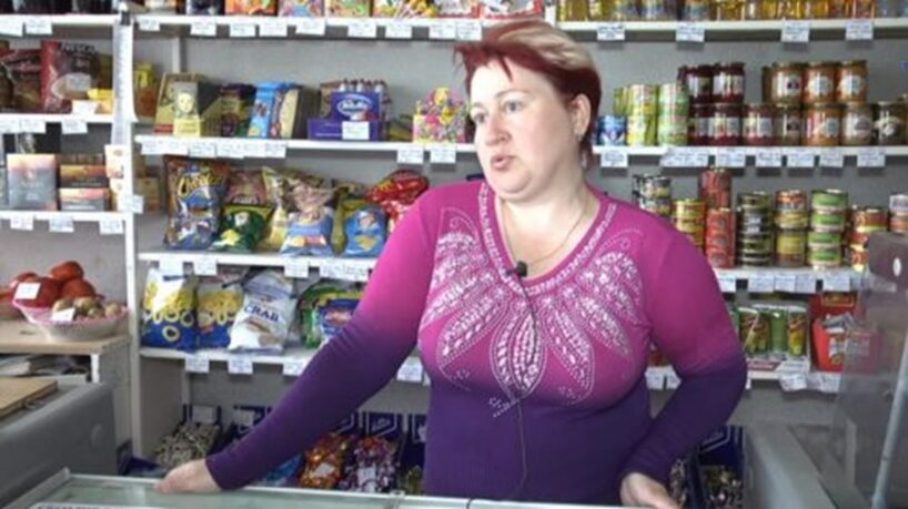 Kāpēc kasieres ne vienmēr priecājas par bezskaidras naudas norēķiniem: nejauši dzirdēta saruna atklāja atbildi