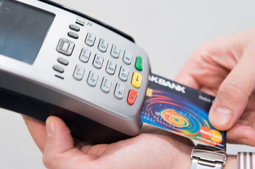 Tiek atgādināts, ka no šī gada ir stājušās spēkā dažādas izmaiņas attiecībā uz bankas kartēm
