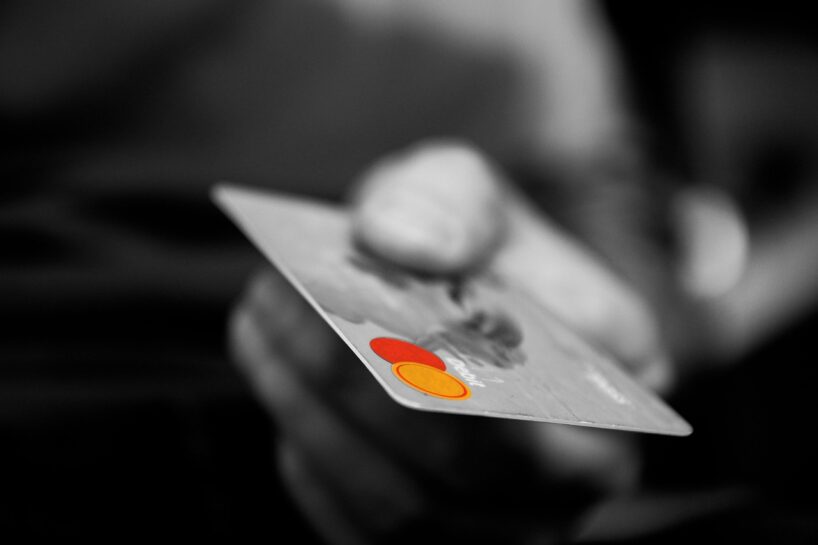 Naudu draugiem un radiniekiem pārskaitīt tagad aizliegts: ko nedrīkst rakstīt, lai nepazaudētu bankas karti