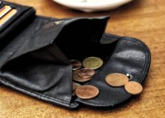 Latvija bez valsts konsultācijām parādniekiem: Eiropas direktīva mainīs situāciju 170 000 iedzīvotāju