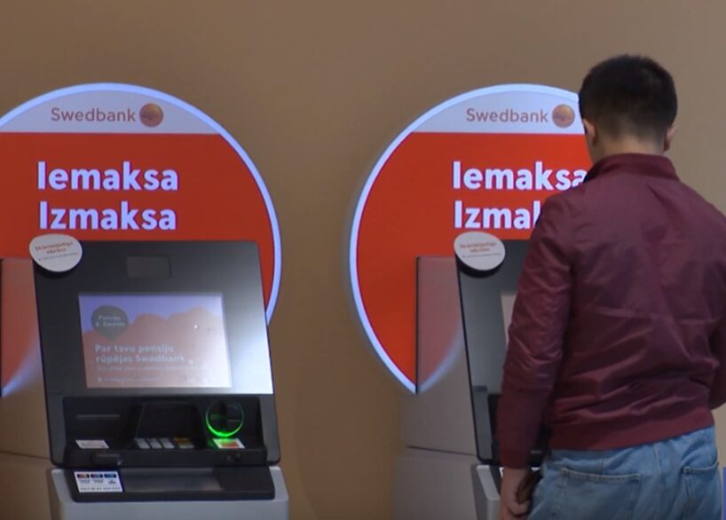 Nauda kontā ir, bet pie tās netiek: kāpēc “Swedbank” klienti izmanto SEB bankomātus
