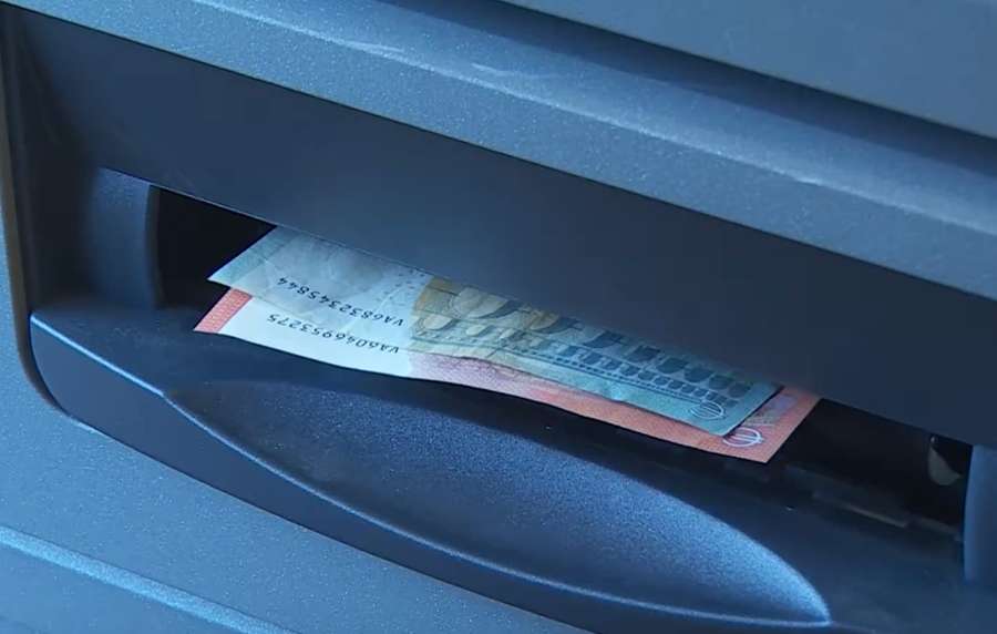 Valsts pievērsīs uzmanību skaidras naudas izmaksām no kartes – kāda summa tiek uzskatīta par drošu
