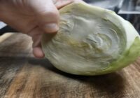 Atcerējos vecu padomju laika kāpostu recepti: jau vairākas dienas pēc kārtas gatavoju – tik garšīgi un vienkārši