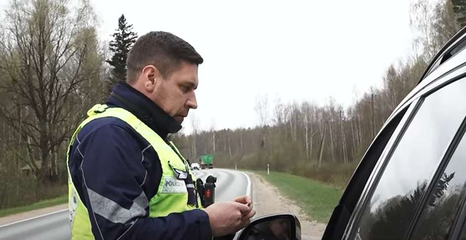 Rīgā steidzu palīgā sievietei pie bankomāta, kura bija paklupusi: rezultātā paliku bez naudas un zvanīju likumsargiem