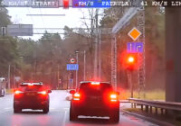 LTV filmēšanas grupa devās līdzi tiesībsargu ekipāžai – noturot kādu BMW markas auto tam turpināt ceļu inspektors aizliedza