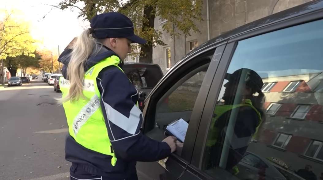Sēžu savā auto Rēzeknes stāvvietā ar izslēgtu dzinēju un pēkšņi pienāk likumsargs un prasa dokumentus: stāstu kas notika