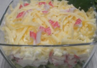 Kārtaino krabju salāti “Maigums”, šī recepte bez rīsiem vai kāpostiem bieži tiek gatavota svētku maltītēm pēc viesu lūguma