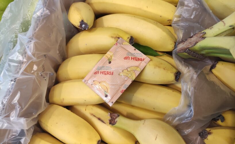 Kādā Preiļu veikalā redzēju kā darbinieks no banānu kastēm ņem ārā mazus maisiņus: atklāju kas tie bija