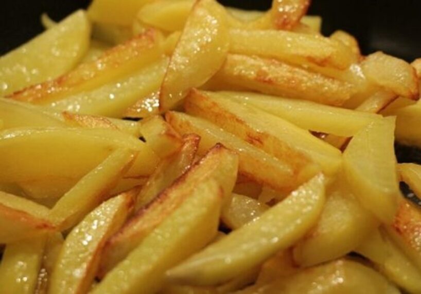 Kāpēc daudzi pavāri pievieno miltus ceptiem kartupeļiem