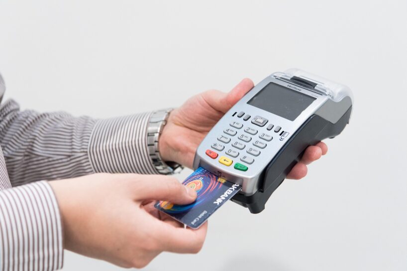 Eksperti brīdina, ka lielu naudas summu glabāšana bankas kartē nav laba ideja: stāsta kāpēc