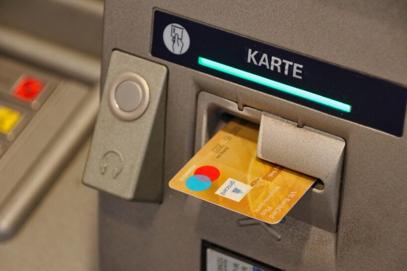 No oktobra nekas vairs nebūs tā, kā agrāk – Latvijas iedzīvotāju naudas pārskaitījumi pakļauti jaunai kārtībai