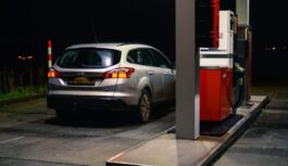 Eksperti izsaka prognozes, kad beidzot varētu sākt kristies degvielas cenas