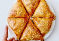 Ātrs un sātīgs ēdiens no kārtainās mīklas — pīrādziņi ar vistu un kartupeļiem, kas vienmēr izdodas Ātrs un sātīgs ēdiens no kārtainās mīklas — pīrādziņi ar vistu un kartupeļiem, kas vienmēr izdodas