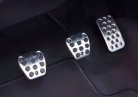 Daudzi autovadītāji joprojām kļūdās ar sajūgu — vienkārši skaidroju, vai tas jāspiež, bremzējot