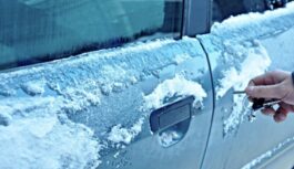 Ko drīkst un ko noteikti nedrīkst darīt, ja automašīnas durvis ir piesalušas