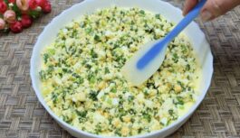 Sajaucu olas, biezpienu un zaļos lociņus un pagatavoju šo gardumu: ātri, vienkārši un ļoti garšīgi