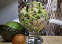 Sākumā visi brīnās, bet pēc tam slavē un tad prasa recepti: Salāti ar siļķi un avokado – izcila sastāvdaļu kombinācija Sākumā visi brīnās, bet pēc tam slavē un tad prasa recepti: Salāti ar siļķi un avokado – izcila sastāvdaļu kombinācija