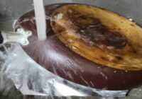 Ielieciet izlietnē foliju un paņemiet pannu — viss tauku un piedeguma slānis pazudīs acumirklī, bez piepūles un tīrīšanas līdzekļiem