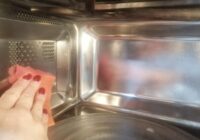 Kaimiņiene iemācīja, kā 3 minūtēs iztīrīt mikroviļņu krāsni līdz ideālam spīdumam: tiem, kuri vēlas ātri un bez liekām raizēm