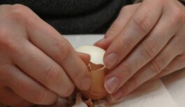 Aukstā metināšana no olu čaumalām: vecais paaudzes paņēmiens, kas ir izturīgāks par veikalā nopērkamajiem maisījumiem Aukstā metināšana no olu čaumalām: vecais paaudzes paņēmiens, kas ir izturīgāks par veikalā nopērkamajiem maisījumiem