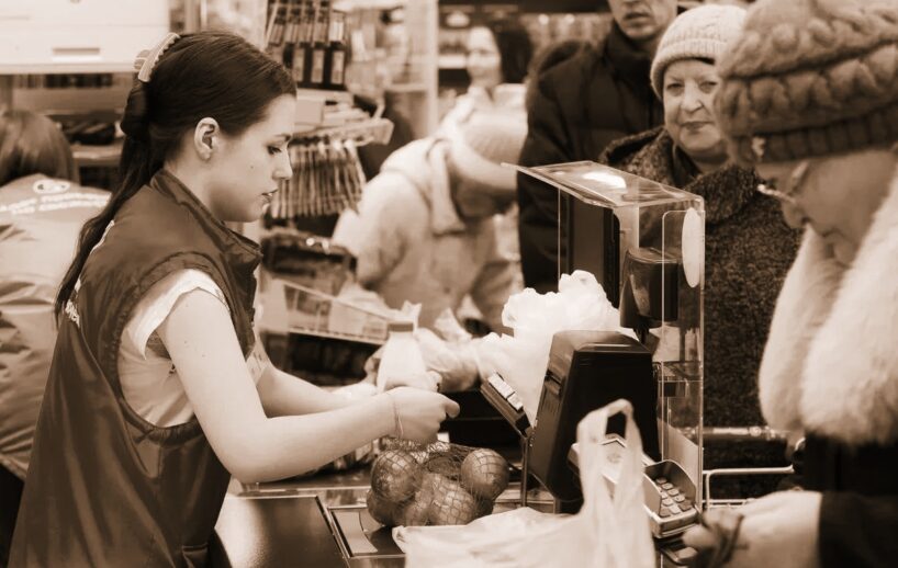 Kāda Preiļu veikaliņa darbiniece atklāja kāpēc tieši pārdevējas sver preci, bet jūs to nevarat – šeit ir savs mērķis