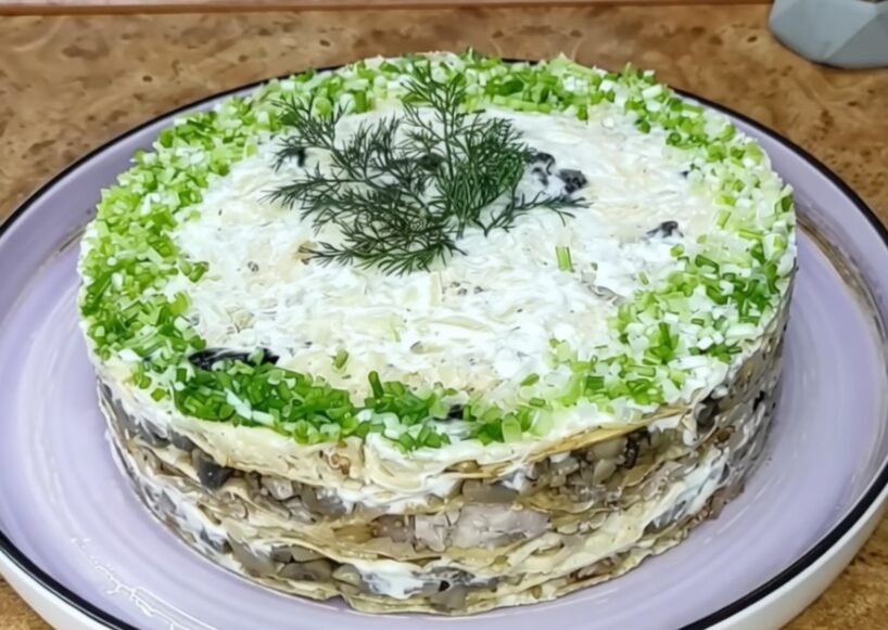 Gardais uzkodu “Napoleons” ar trim pildījumiem, kas vienmēr izceļas uz svētku galda un garšo visiem