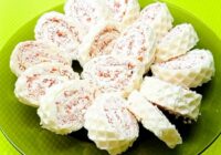 Krabju nūjiņu rulete “Rozā mākonītis” — neparasta un garda uzkoda Jaungada galdam, kas allaž izpelnās viesu uzmanību