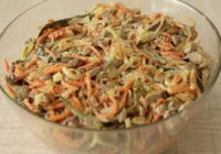 Tikai trīs sastāvdaļas: šos salātus mēs gatavojam pilnīgi visos svētkos