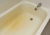 Noderīgi ieteikumi kā paša spēkiem noņemt kaļķakmeni un dzeltenus, iestāvējušos traipus no vannas