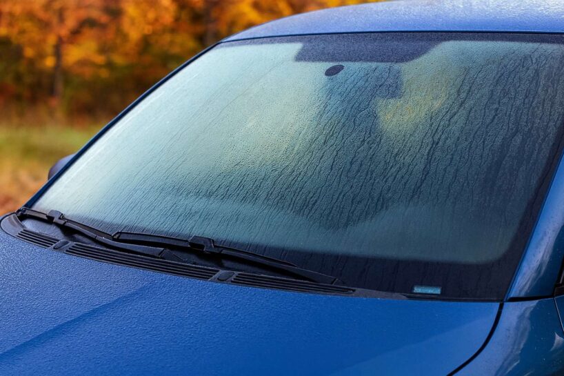 Atstāj vienu vienkāršu sastāvdaļu automašīnā uz nakti, lai atbrīvotos no kondensāta un aizsvīdušiem logiem