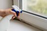 Pārstāj lietot balinātāju, lai tīrītu pelējumu no logiem, jo viena vienkārša virtuves sastāvdaļa to noņem daudz labāk