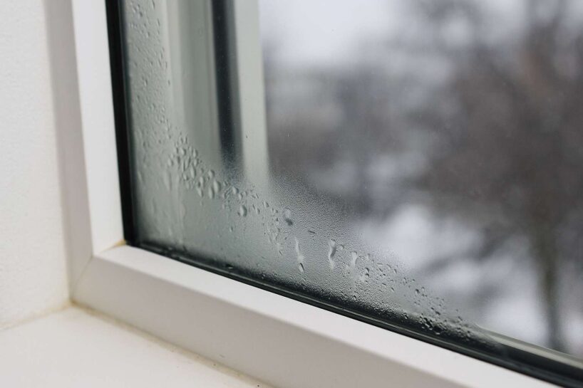 Atbrīvojies no kondensāta uz logiem ar vienu vienkāršu virtuves sastāvdaļu, kas uzsūc mitrumu