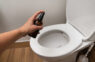 Tualetes smaka pazūd dažu sekunžu laikā: vecs santehniķa triks, kas darbojas labāk nekā jebkurš gaisa atsvaidzinātājs