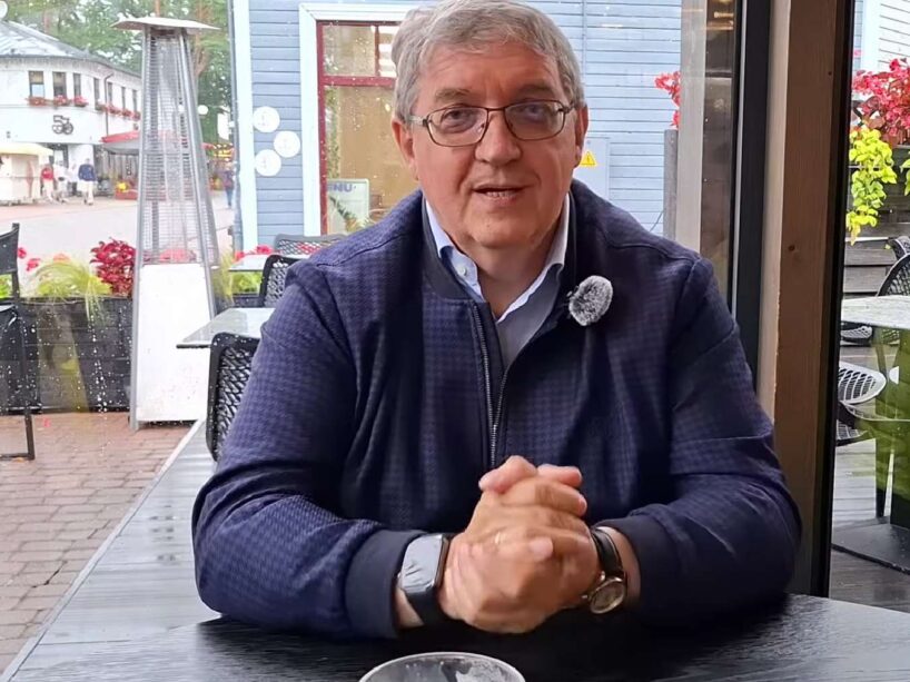 “Es varētu būt Siksnulis!”: latviešu talantīgais dziedātājs “ieknābj” dažiem populāriem latviešu mūziķiem (+ VIDEO)