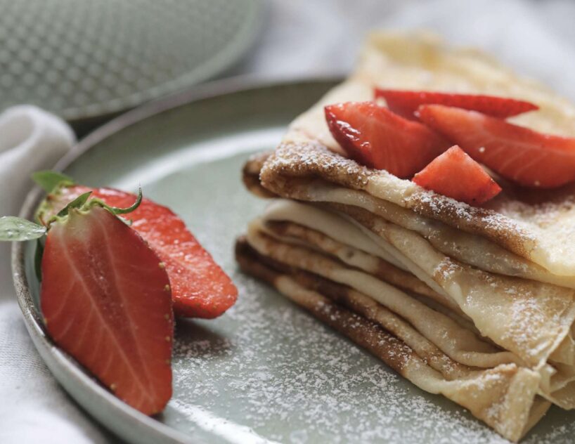 Bez kunkuļiem un pielipšanas pie pannas: kā pagatavot perfektas plānās pankūkas, kas neplīst